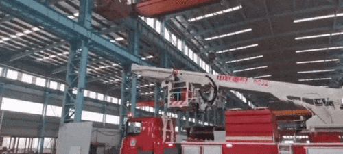 深夜营救！工厂突发停电致两名操作员被困高空，武汉消防紧急出动成功施救